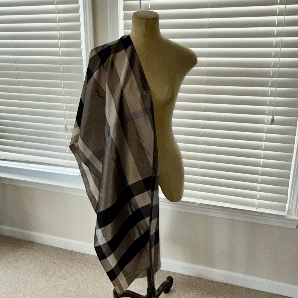 Plaid Burberry Patterned Home Accent Throw